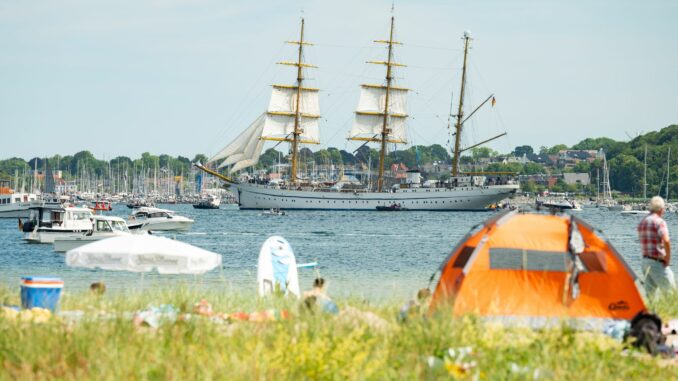 Fortsetzung Kieler Woche 2024 mit Windjammerparade Bis zu 34 Grad im Norden Sonne pur an der Küste – der Sommer legt los. (Symbolbild)