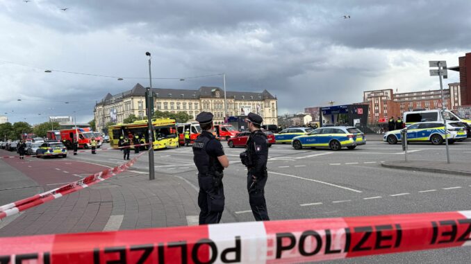 Mehrere Verletzte bei Messerangriff in Hamburg Der Landtagsausschuss sprach über Möglichkeiten, Gewalttaten von psychisch kranken Menschen wie zuletzt in Hamburg zu verhindern. (Archivbild)