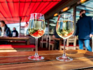 Eingeschränkte Öffnungszeiten: Wer in den Urlaubsorten in SH und MV abends einen Wein trinken möchte, muss in einigen Lokalen früher gehen. (Archivbild)