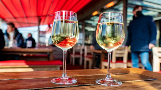Eingeschränkte Öffnungszeiten: Wer in den Urlaubsorten in SH und MV abends einen Wein trinken möchte, muss in einigen Lokalen früher gehen. (Archivbild) 
