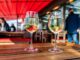 Eingeschränkte Öffnungszeiten: Wer in den Urlaubsorten in SH und MV abends einen Wein trinken möchte, muss in einigen Lokalen früher gehen. (Archivbild)