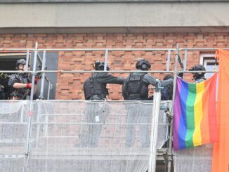 Die Polizei beendet die Aktion am Mittag und nimmt die Vermummten fest.