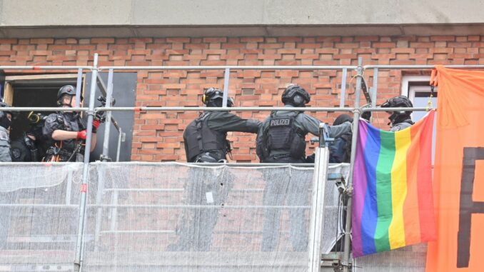 Protest am Kieler Landtagsgebäude Die Polizei beendet die Aktion am Mittag und nimmt die Vermummten fest.