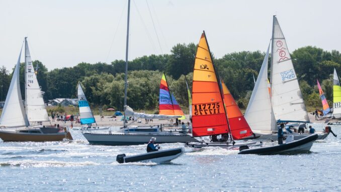 Travemünder Woche Am Freitag beginnt in Travemünde die 136. Travemünder Woche. Mit 350 gemeldeten Booten und rund 750 Seglern ist das Teilnehmerfeld nach Angaben der Veranstalter in diesem Jahr kleiner als im Vorjahr. (Archivbild)