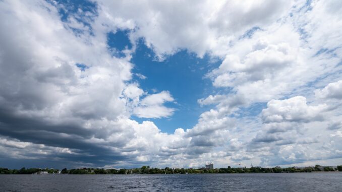Den Norden erwarten die nächsten Tage vorherrschend Schauer und Gewitter, mit einem sommerlichen Ausflug von bis zu 28 Grad am Samstag. (Symbolbild)
