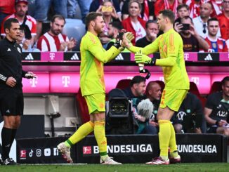 Abklatschen mit seinem Vorbild: der neue HSV-Torwart Daniel Peretz (l) und Manuel Neuer