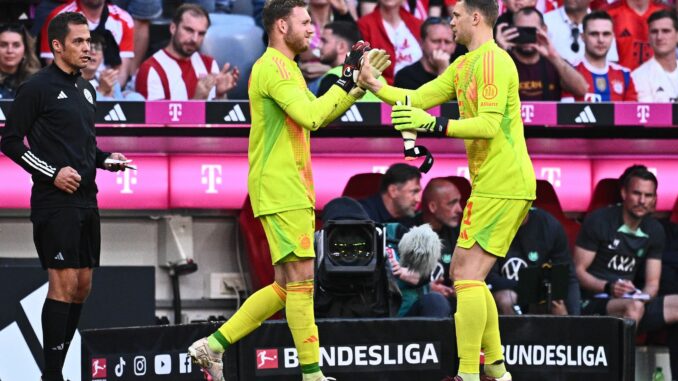 Abklatschen mit seinem Vorbild: der neue HSV-Torwart Daniel Peretz (l) und Manuel Neuer