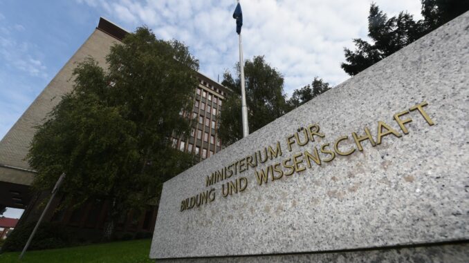 Schüler- und Elternvertretung sowie Polizei, Jugendamt und Streetworker sollen laut Bildungsministerium eingebunden werden. (Symbolbild)