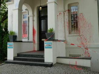 Unbekannte haben die CDU-Zentrale in Hamburg mit roter Farbe beschmiert. Auch in der Vergangenheit gab es bereits einen Farbangriff auf das Gebäude.