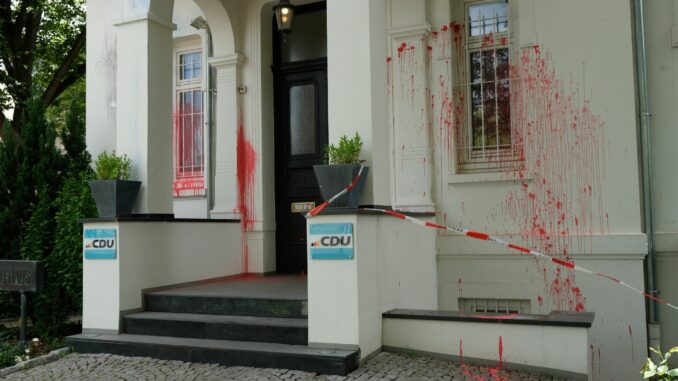 Unbekannte haben die CDU-Zentrale in Hamburg mit roter Farbe beschmiert. Auch in der Vergangenheit gab es bereits einen Farbangriff auf das Gebäude.