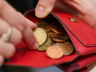 Laut DGB entlastet der höhere Mindestlohn die Haushalte mit geringem Einkommen finanziell. (Symbolbild)