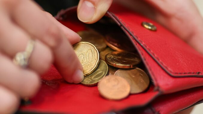 Inflationsrate Laut DGB entlastet der höhere Mindestlohn die Haushalte mit geringem Einkommen finanziell. (Symbolbild)