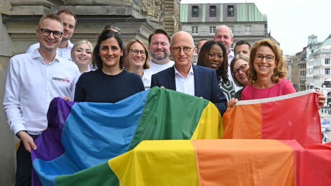 Regenbogenflagge auf Hamburger Rathausbalkon gehisst Hamburg setzt mit der Regenbogenflagge am Rathaus und einem Senatsempfang zur Pride Week ein Zeichen für Toleranz und Vielfalt in der Stadt.