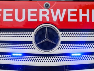 Im Asklepios-Klinikum in Hamburg-Harburg ist ein möglicherweise reizende Flüssigkeit ausgelaufen. Die Feuerwehrleute ist im Einsatz.