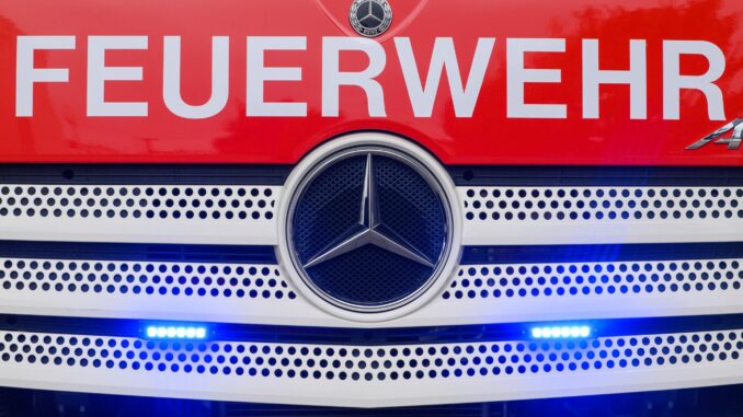 Feuerwehr Im Asklepios-Klinikum in Hamburg-Harburg ist ein möglicherweise reizende Flüssigkeit ausgelaufen. Die Feuerwehrleute ist im Einsatz.