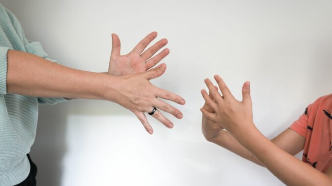 Gebärdensprache Hamburg entschuldigt sich für jahrzehntelanges Unrecht, das Gehörlose vor allem in Schulen erfahren mussten. (Symbolbild)