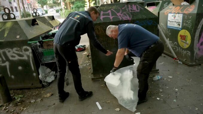 Waste Watcher in Hamburg Zwei Waste Watcher der Stadtreinigung Hamburg während einer Kontrolle.