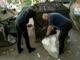 Zwei Waste Watcher der Stadtreinigung Hamburg während einer Kontrolle.