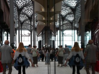 Besucherinnen und Besucher gehen am verkaufsoffenen Sonntag durch das Einkaufscenter Westfield Hamburg-Überseequartier.