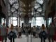 Besucherinnen und Besucher gehen am verkaufsoffenen Sonntag durch das Einkaufscenter Westfield Hamburg-Überseequartier.