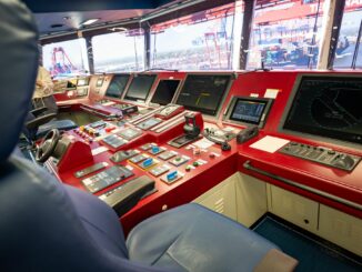 Von der Kommandobrücke aus wird das Schiff kontrolliert und gesteuert. (Archivbild)