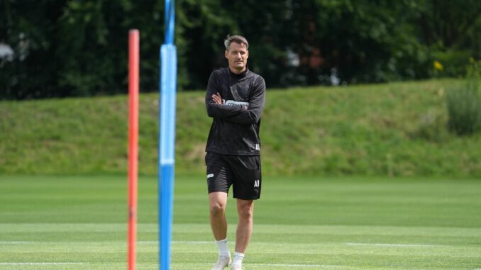 Geht in seine zweite Bundesliga-Saison mit dem FC St. Pauli: Cheftrainer Alexander Blessin.