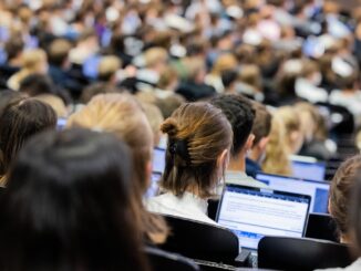 In Mathematik und den Naturwissenschaften sind in Hamburg laut einer Studie des Centrums für Hochschulentwicklung sogar fast zwei Drittel aller Studienangebote zulassungsbeschränkt. (Archivbild)
