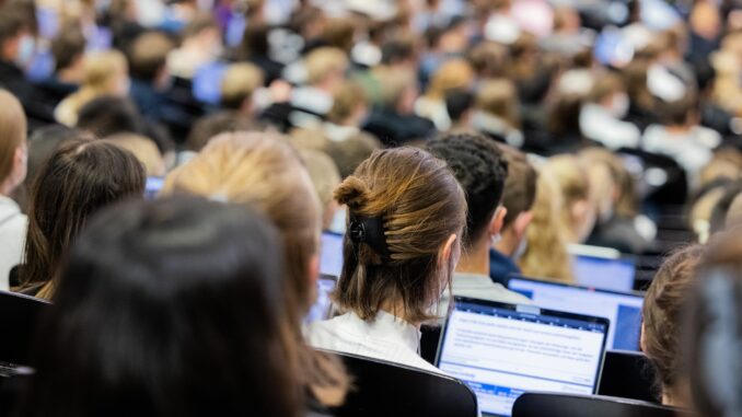In Mathematik und den Naturwissenschaften sind in Hamburg laut einer Studie des Centrums für Hochschulentwicklung sogar fast zwei Drittel aller Studienangebote zulassungsbeschränkt. (Archivbild)