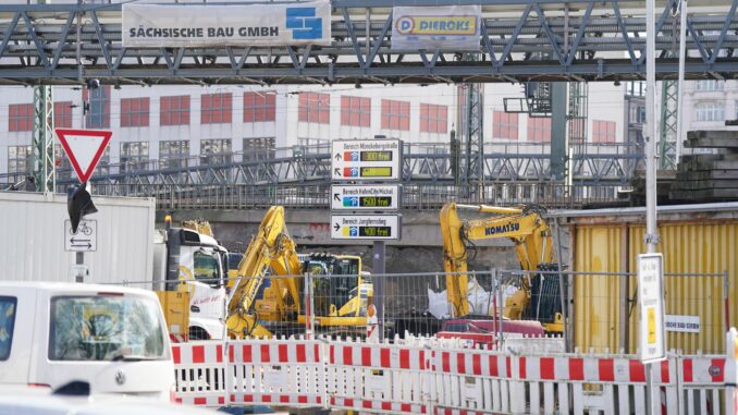 Baustelle Ferdinandstor Wegen Brückenbauarbeiten können bis zum 4. August keine Züge zwischen Hauptbahnhof und Altona über Dammtor fahren. (Archivbild)