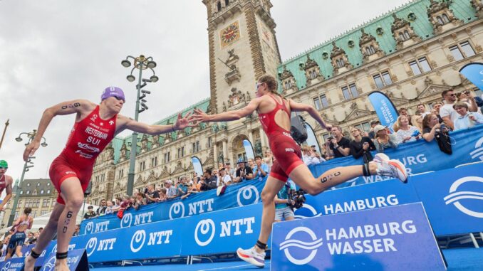 ITU World Triathlon Series in Hamburg Staffelübergabe bei der Triathlon-WM in Hamburg.