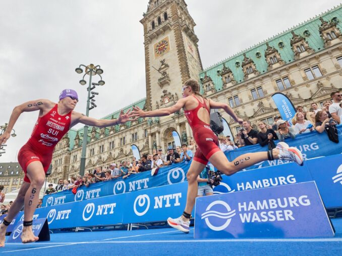 Staffelübergabe bei der Triathlon-WM in Hamburg.