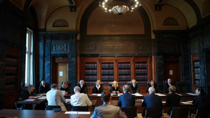 Hamburg - Gendern in Bildung und Verwaltung Die Volksinitiative «Schluss mit Gendersprache in Verwaltung und Bildung» hat vor dem Hamburgischen Verfassungsgericht eine schwere juristische Schlappe hinnehmen müssen.