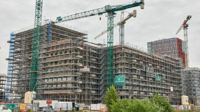 Baustelle in Hamburg Mehr sanieren, weniger neu bauen - dazu sind derzeit viele Wohnungsgesellschaften gezwungen. (Archivbild)