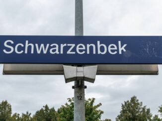 Die Bahnstrecke zwischen Schwarzenbek und Hamburg-Bergedorf ist wegen eines Notarzteinsatzes gesperrt. (Archivbild)