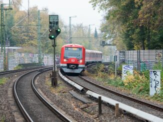 Zwei Jungen wurden im Gleisbereich nahe Ohlsdorf entdeckt – dort aßen sie Süßigkeiten. (Symbolbild)
