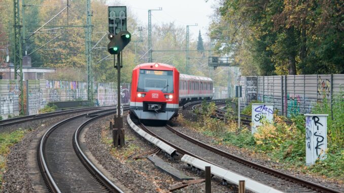 Zwei Jungen wurden im Gleisbereich nahe Ohlsdorf entdeckt – dort aßen sie Süßigkeiten. (Symbolbild)