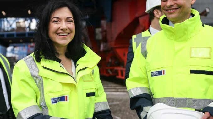 Sommerbesuche Bundeswirtschaftsministerin Reiche - Hamburg Wirtschaftsministerin Reiche fordert bei einem Besuch im Hamburger Hafen Strukturreformen in Deutschland.