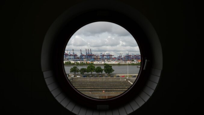 Containerabfertigung Die Stimmung in der Schifffahrt hat sich eingetrübt. (Archivbild)