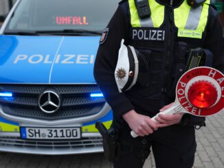 Eine 83 Jahre alte Beifahrerin stirbt bei dem Unfall. (Archivbild)