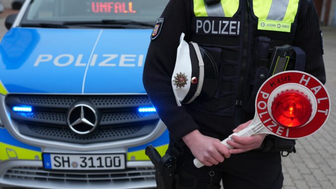 Eine 83 Jahre alte Beifahrerin stirbt bei dem Unfall. (Archivbild)