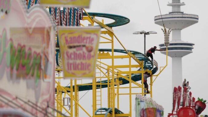 Aufbau Sommerdom Der Sommerdom dauert bis zum 24. August.