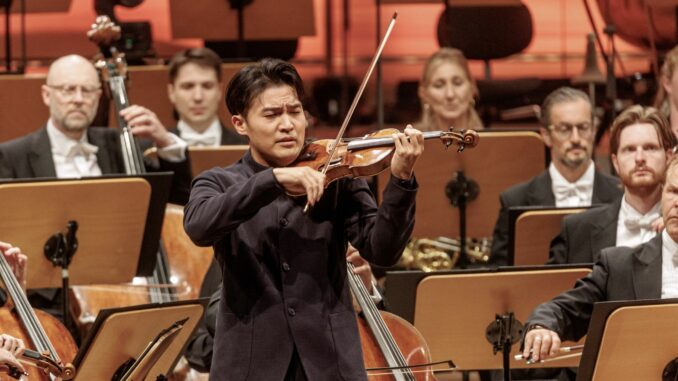 Der taiwanisch-australische Geiger Ray Chen spielte mit dem NDR Elbphilharmonie Orchester beim Eröffnungskonzert des Festivals.