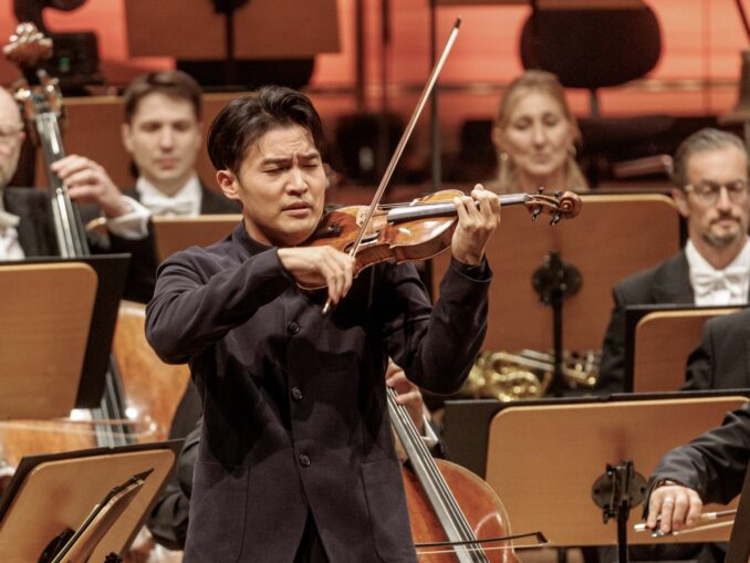 Der taiwanisch-australische Geiger Ray Chen spielte mit dem NDR Elbphilharmonie Orchester beim Eröffnungskonzert des Festivals.
