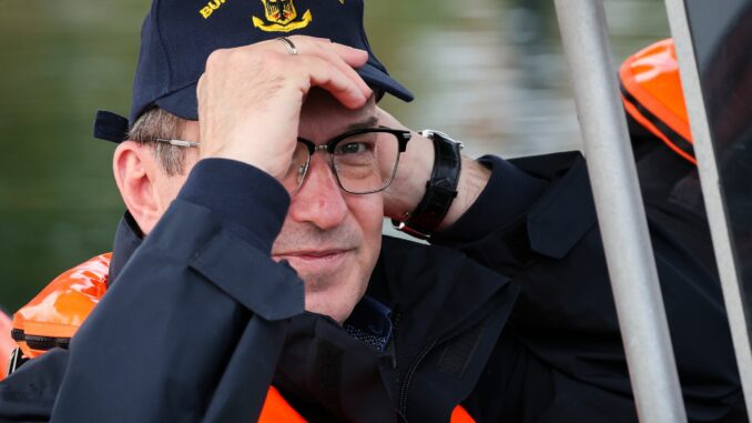 Bundesinnenminister Dobrindt besucht Bundespolizei Innenminister Alexander Dobrindt zu Besuch bei der Bundespolizei See.