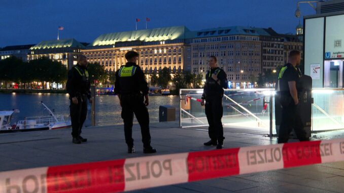Gefährliche Körperverletzung am Jungfernstieg Polizeibeamte stehen am Abend im Bereich des U-Bahnhofs nahe der Binnenalster.