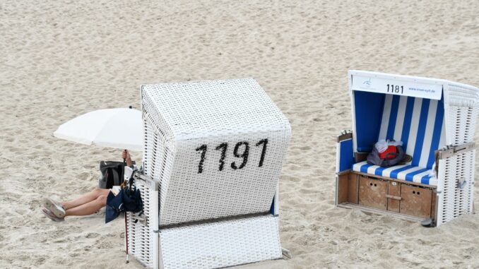 Angesichts schweißtreibender Temperaturen suchen viele Menschen Abkühlung auf Sylt.  