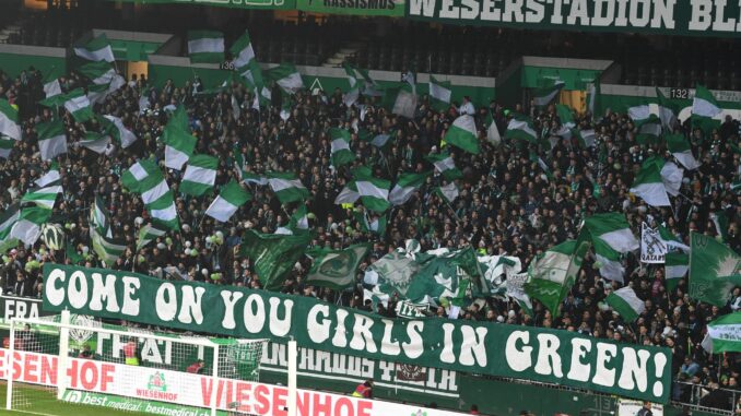 Werder Bremen in der Frauenfußball-Bundesliga Werder-Fans unterstützen ihre Frauen-Mannschaft im Weserstadion.