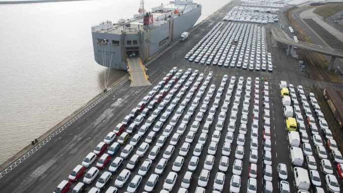 Autoexport Fahrzeuge des VW-Konzerns vor der Verschiffung. Niedersachsen gehört zu den am härtesten betroffenen Ländern. (Archivbild)