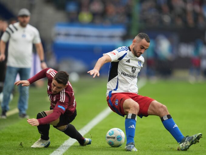 Für Lucas Perrin (r) ist die HSV-Zeit vorbei.
