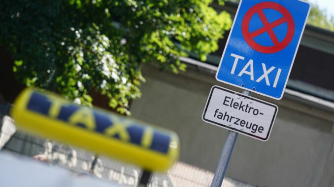 Ladestation für E-Taxen in Hamburg Nach dem Boom der vergangenen Jahre stagniert die Anschaffung von E-Taxis in Hamburg.
